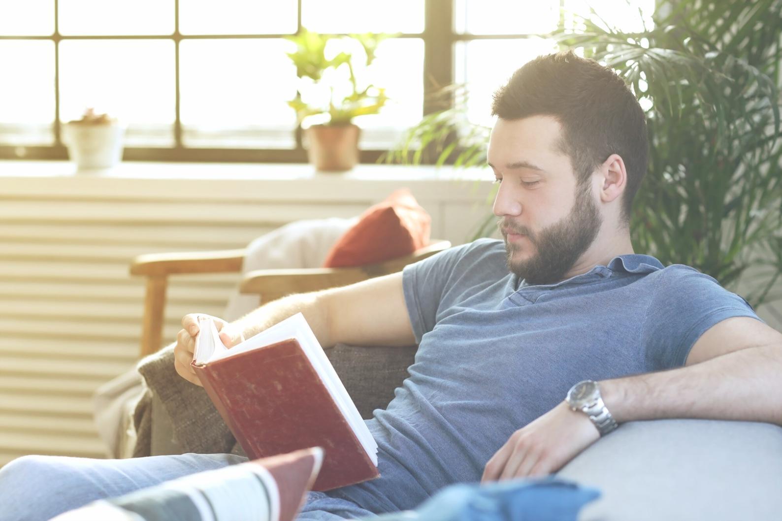 Équipe lumethyqora travaillant sur la conformité budgétaire